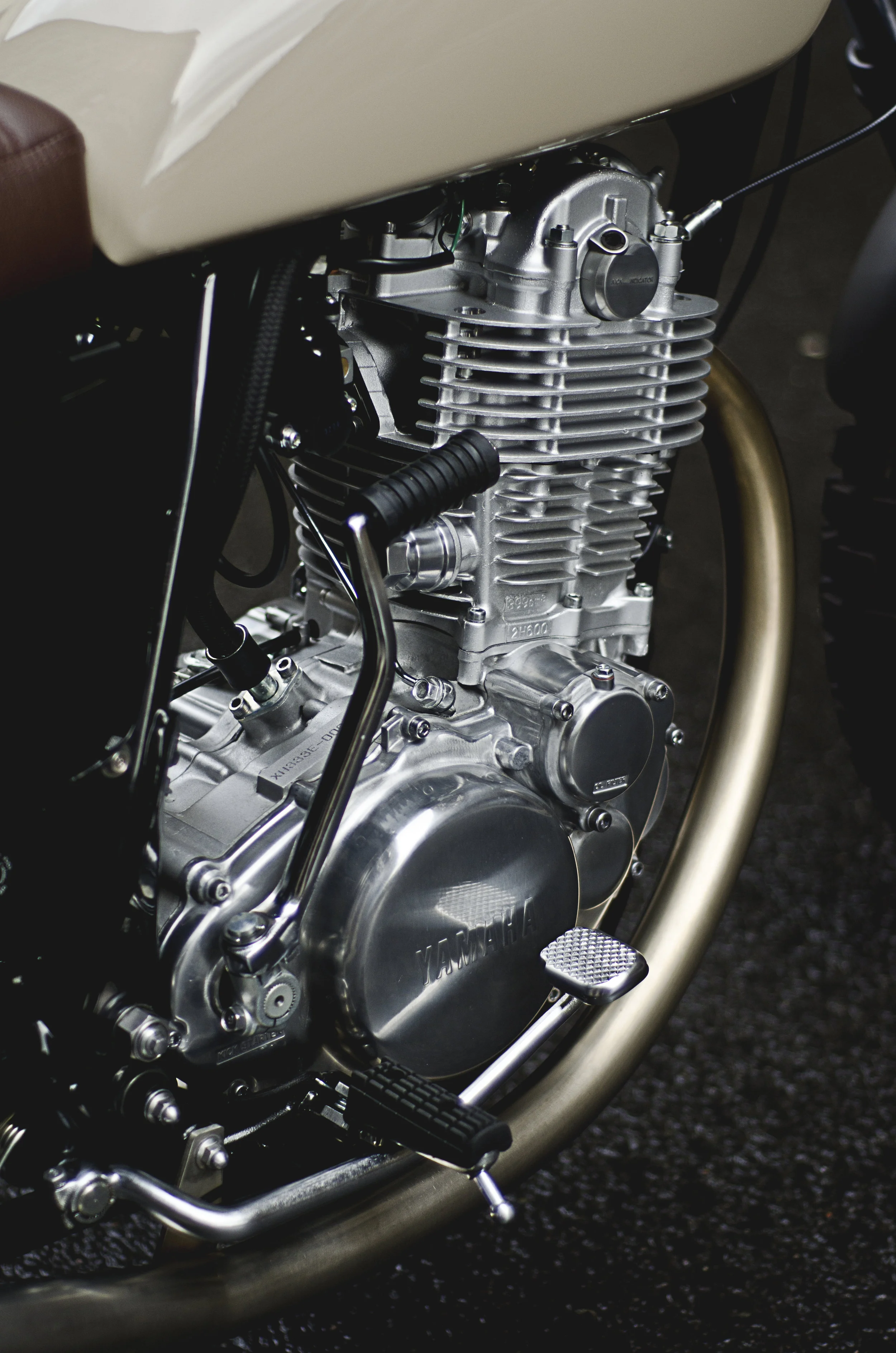 Yamaha SR400 Tokai SS40 ピクアプ THUMPING TRIBUTE: Yamaha SR400 by Deus Tokyo. - Pipeburn